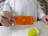 Un farmacéutico enseña una pastilla del día después.