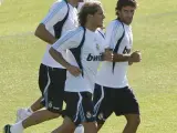 Los jugadores del Real Madrid, Míchel Salgado (centro), Raúl González (dcha), Christoph Metzelder y Ruud Van Nistelrooy (atrás), durante el entrenamiento de ayer.