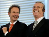El presidente de Porsche, Michael Macht, y el consejero delegado de Volkswagen, Martin Winterkorn, en Wolfsburgo, Alemania.