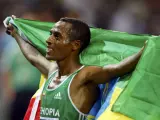 Kenenisa Bekele celebra su triunfo en la final de los 10.000 metros en los Mundiales de Berlín.