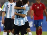 El argentino Diego Buonanotte, de espaldas, celebra un gol marcado a la selección olímpica de Serbia (REUTERS)