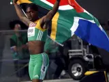 La atleta sudafricana Caster Semenya celebra con una bandera de su país