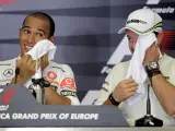 Lewis Hamilton y Rubens Barrichello, en rueda de prensa en Valencia.