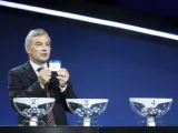 El secretario general de la UEFA, David Taylor (d), durante el sorteo de la fase de grupos de la Liga de Campeones.
