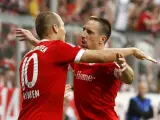Arjen Robben y Franck Ribery celebran uno de los goles del Bayern ante el Wolfsburgo.