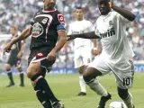 Lass Diarra y Juan Carlos Valerón luchan por el balón durante el Real Madrid - Deportivo.