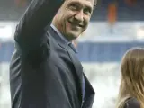 Jorge Valdano saluda al público en el Santiago Bernabéu.