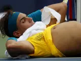Rafa Nadal, atendido por los médicos en el partido de tercera ronda del US Open ante Nicolás Almagro.
