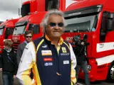 El ex director de la escudería Renault, el italiano Flavio Briatore, caminando por el circuito de Silverstone.