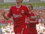 El jugador del Liverpol Yossi Benayoun (i) celebra uno de los goles que marcó contra el Burnley. (Lindsey Parnaby / EFE)