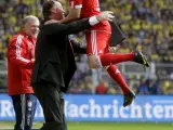 El jugador del Bayern Munich Franck Ribery (dcha) celebra un tanto ante el Borussia junto a su entrenador Louis van Gaal . (R. V. / EFE)