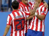 Raúl García (c) y Simao (i) felicitan a Forlán en el primer tanto del Atlético.