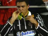 El jugador del Corinthians Ronaldo Nazario de Lima besa la medalla de campeón de la Copa de Brasil tras el empate 2-2 contra el Internacional