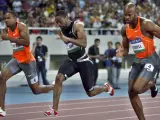 El estadounidense Tyson Gay realiza los 100 metros lisos en Shanghai junto a Asafa Powell (d) and Darvis Patton (i).