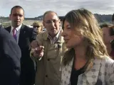 Un antiabortista intenta dar un feto de plástico a la ministra de Igualdad, Bibiana Aído, en Gijón.