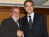 El presidente del Gobierno, José Luis Rodríguez Zapatero (dcha), junto a su homólogo de Brasil, Luiz Inácio Lula da Silva, durante la reunión que han mantenido en Nueva York.