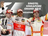 El asturiano se estrena este año Lewis Hamilton, centro, Timo Glock, izquierda, y Fernando Alonso, en el podio de Singapur.