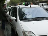Un taxi circula por las calles de la ciudad.