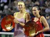 Maria Sharapova (i) y Jelena Jankovic posan con sus trofeos tras quedar primera y segunda, respectivamente, en el torneo de tenis de Tokio.