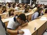 Estudiantes universitarios durante un examen.