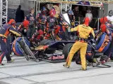 Jaime Alguersuari en boxes con su Toro Rosso en el Gran Premio de Japón en el circuito de Suzuka.