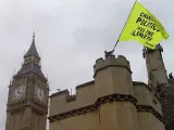 Activistas de Greenpeace se encaramaron al Parlamento de Londrés.