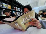Dos mujeres australianas se afanan en la lectura del nuevo libro de Dan Brown.