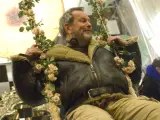 Terry Gilliam se columpia durante el rodaje de 'El imaginario del doctor Parnassus'.
