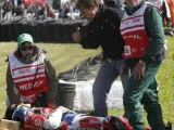 Personal médico atiende a Barberá tras su caída en los entrenamientos para el GP de Australia.