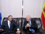 El ministro español de Relaciones Exteriores, Miguel Ángel Moratinos (d), junto al vicecanciller cubano, Dagoberto Rodríguez.