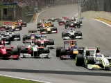 No le duró mucho la alegría El piloto brasileño Rubens Barrichello (d), de Brawn GP, en cabeza durante el Gran Premio de Brasil.