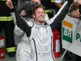Jenson Button celebra su título en Brasil.