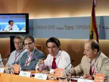 Aznar, en el centro, durante un encuentro de la fundación FAES.