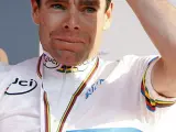 El corredor australiano Cadel Evans posa con la medalla de oro tras proclamarse nuevo campeón del mundo de ciclismo en ruta.