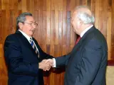 El ministro de Exteriores español, Miguel Ángel Moratinos, con el presidente cubano, Raúl Castro.