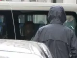 El pirata detenido, en el interior de un vehículo a su llegada a la sede de la Fiscalía de Menores de la Audiencia Nacional.