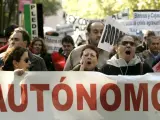 Autónomos y pequeños empresarios protestan en Madrid por la situación de crisis que viven.