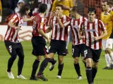 Los jugadores del Athletic de Bilbao celebran el primer tanto.