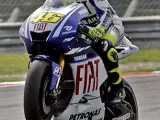 El piloto italiano de Moto GP Valentino Rossi (Fiat Yamaha), en acción en el circuito de Sepang, Malasia.