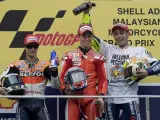 Sonrisas en Malasia El piloto italiano de MotoGP Valentino Rossi (dcha), de Yamaha, el español Dani Pedrosa (izq), de Honda, y el australiano Casey Stoner (c), de Ducati, ocupan el podio de Malasia.