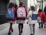 <p>Un grupo de niñas de camino al colegio.</p>