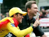 Contador y Bruyneel celebran en el triunfo en el Tour 2007.