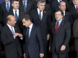 Los presidentes de Rumanía, Traian Basescu; Francia, Nicolas Sarkozy, y de la Comisión Europea, José Manuel Durao Barroso, en primer plano en la foto de familia de la cumbre de la UE en Bruselas.