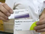 Una farmacéutica muestra dos envases de la píldora poscoital el primer día de su venta sin receta.