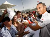 Lewis Hamilton firmando autógrafos en Abu Dhabi.
