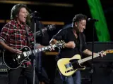 El líder de la banda Creedence Clearwater Revival, John Fogerty (izqda.), actuó junto a Bruce Springsteen.