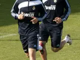 Los jugadores del Real Madrid José María Gutiérrez 'Guti' y Gonzalo Higuaín, durante un entrenamiento en Valdebebas.