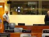 El ex líder serbobosnio Radovan Karadzic (dcha) durante una vista preparatoria de su juicio.