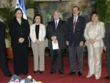 El presidente de facto hondureño, Roberto Micheletti (c), posa junto a parte de sus ministros el pasado 29 de junio.