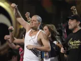 René Pérez 'Residente' (izq.), de Calle 13, y Rubén Blades, durante la ceremonia de los Grammy Latino.